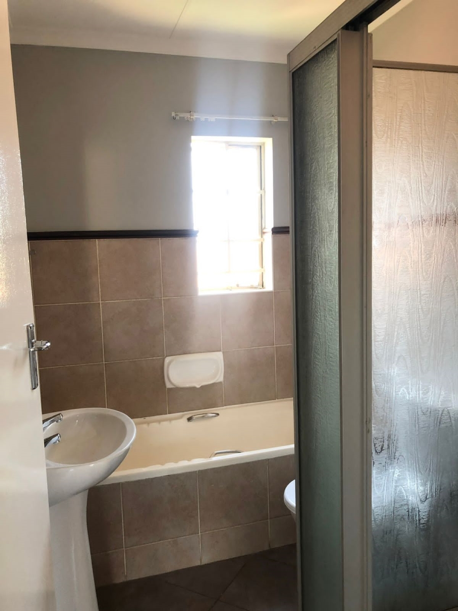 3 Bedroom Property for Sale in Die Hoewes Gauteng