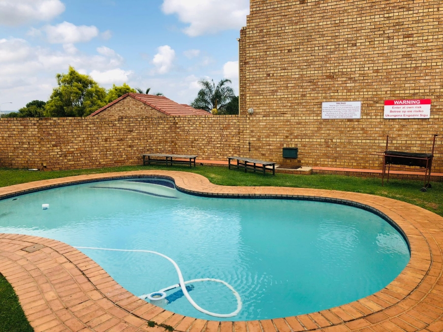 3 Bedroom Property for Sale in Die Hoewes Gauteng