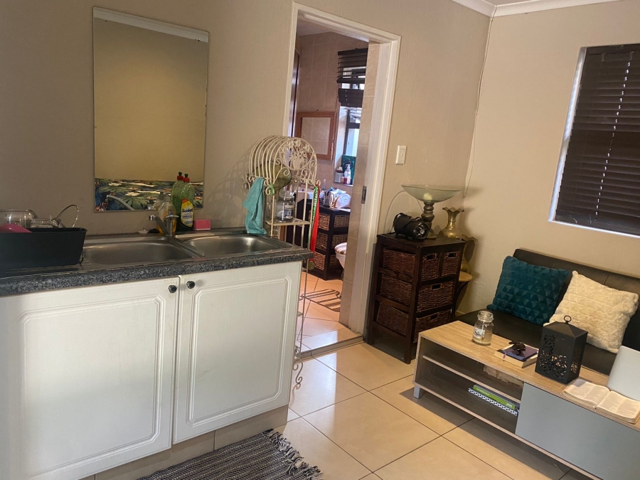 To Let 1 Bedroom Property for Rent in Essexwold Gauteng
