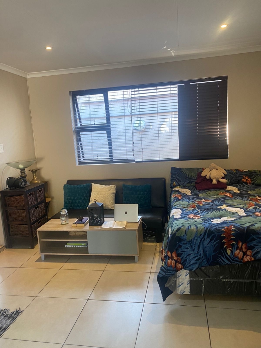 To Let 1 Bedroom Property for Rent in Essexwold Gauteng