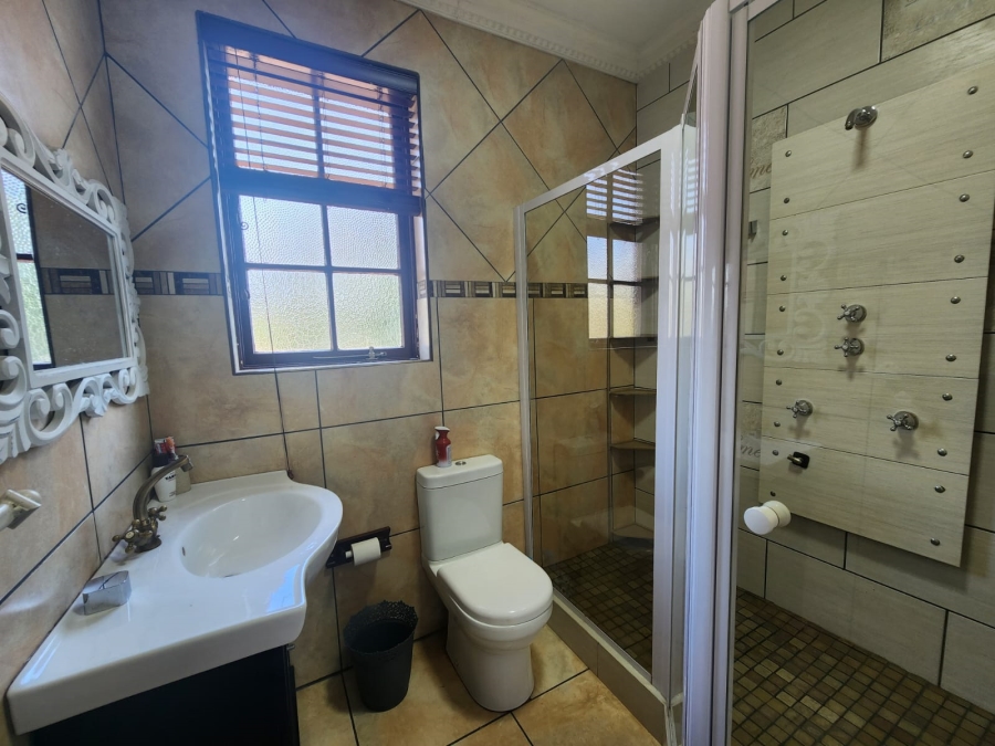 5 Bedroom Property for Sale in Unitas Park Gauteng