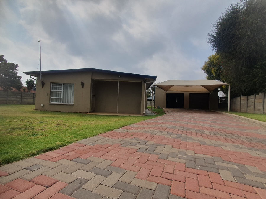 4 Bedroom Property for Sale in Lodeyko Gauteng