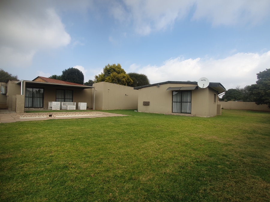 4 Bedroom Property for Sale in Lodeyko Gauteng