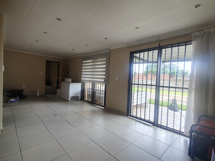 4 Bedroom Property for Sale in Lodeyko Gauteng