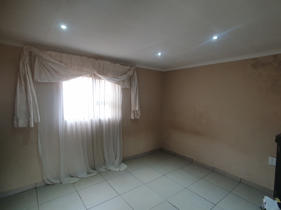 4 Bedroom Property for Sale in Lodeyko Gauteng