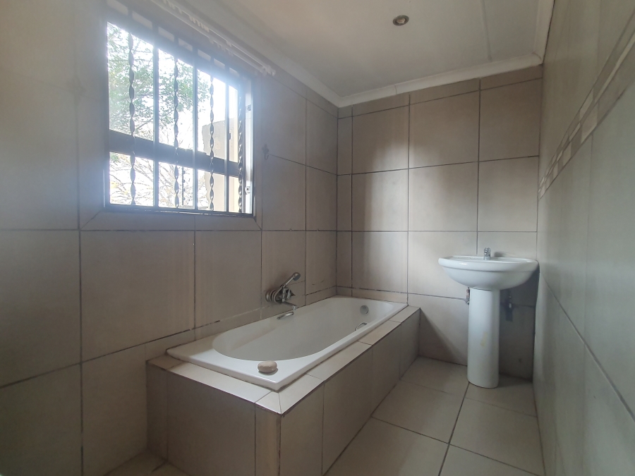 4 Bedroom Property for Sale in Lodeyko Gauteng