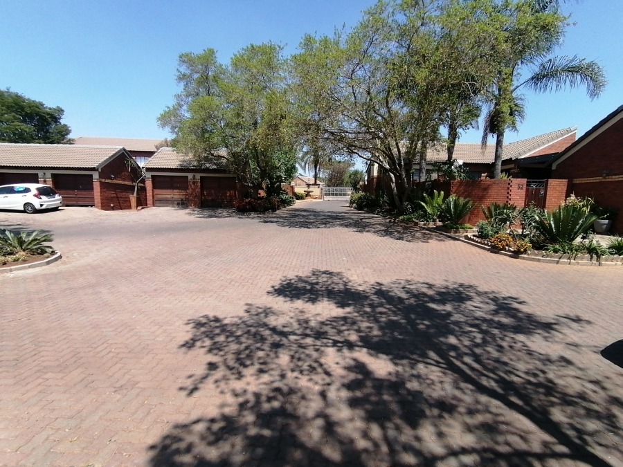 2 Bedroom Property for Sale in Monavoni Gauteng