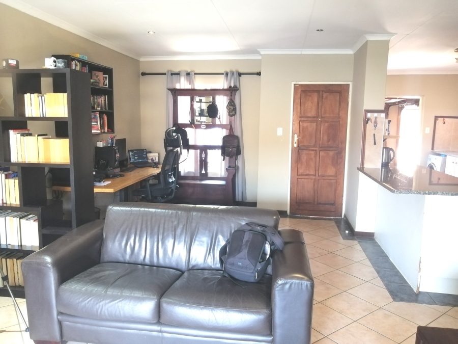 2 Bedroom Property for Sale in Monavoni Gauteng