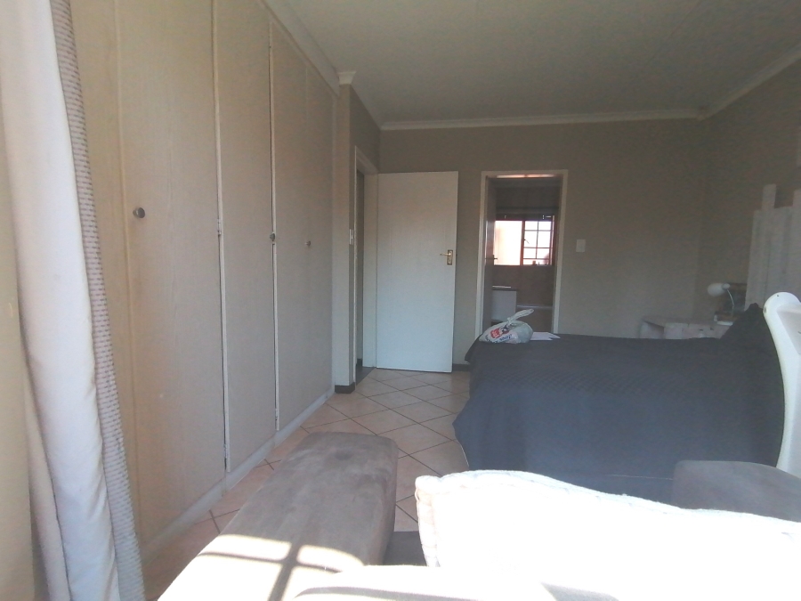 2 Bedroom Property for Sale in Monavoni Gauteng