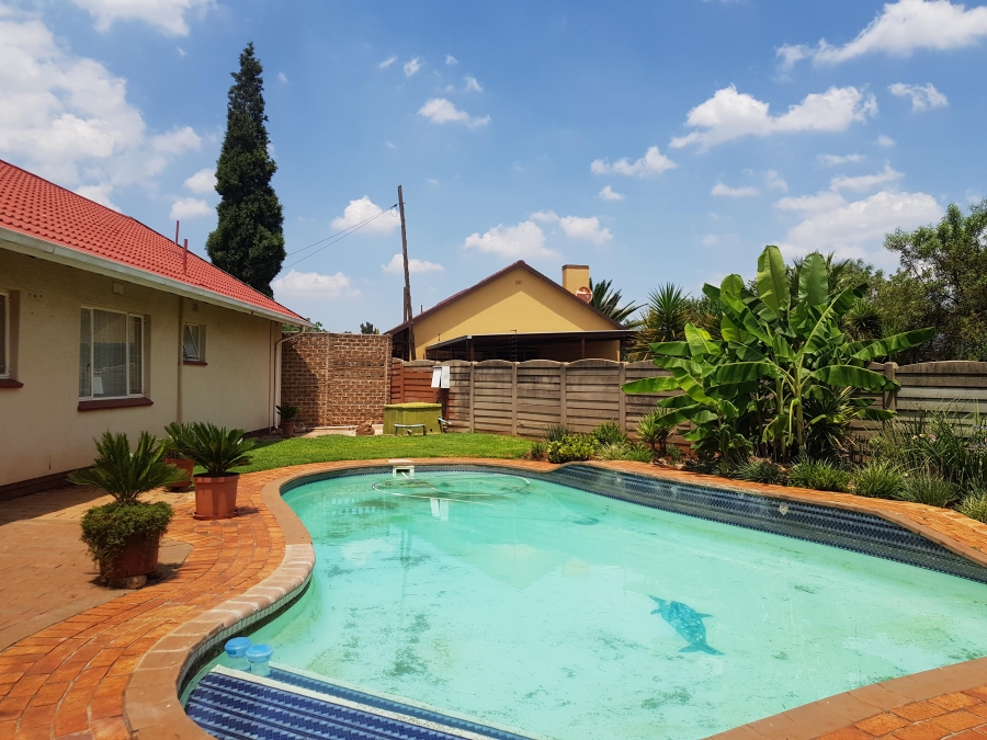 To Let 3 Bedroom Property for Rent in Krugersrus Gauteng