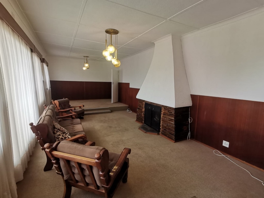 5 Bedroom Property for Sale in Linmeyer Gauteng