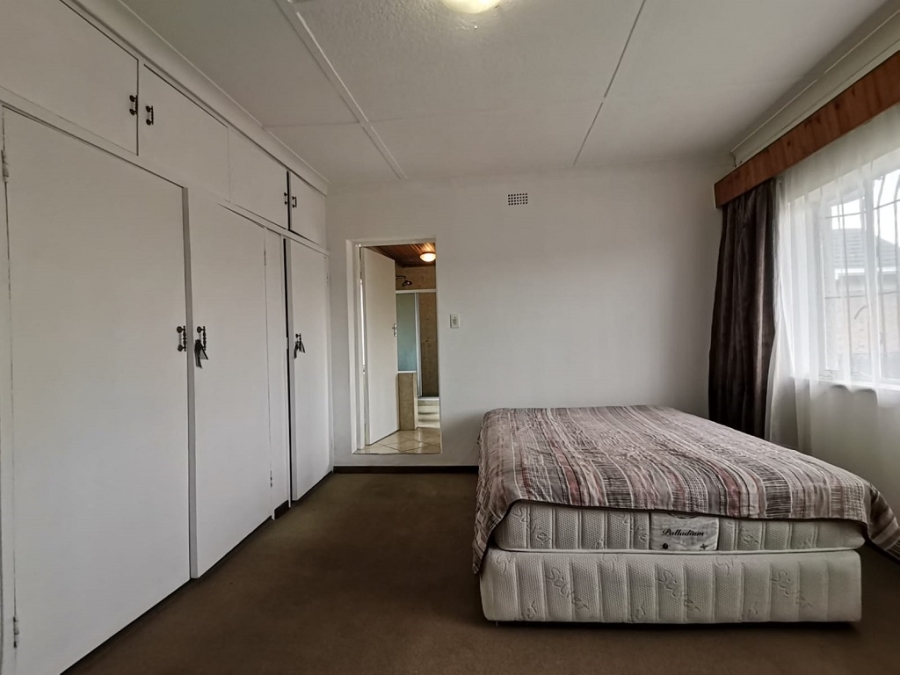 5 Bedroom Property for Sale in Linmeyer Gauteng