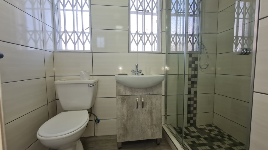 To Let 1 Bedroom Property for Rent in Lakeside Gauteng