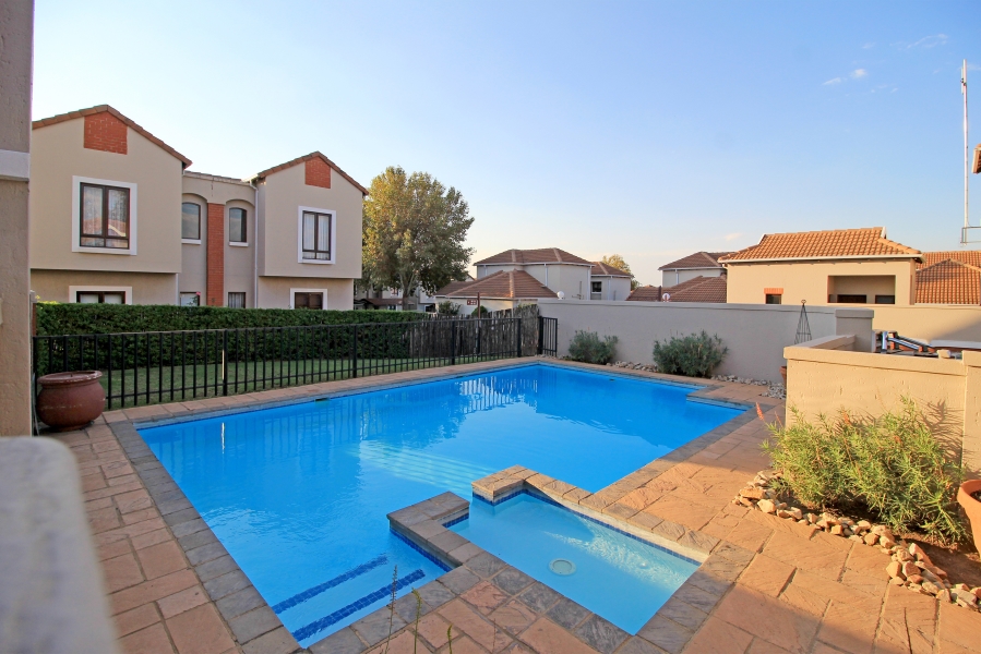 2 Bedroom Property for Sale in Broadacres Gauteng