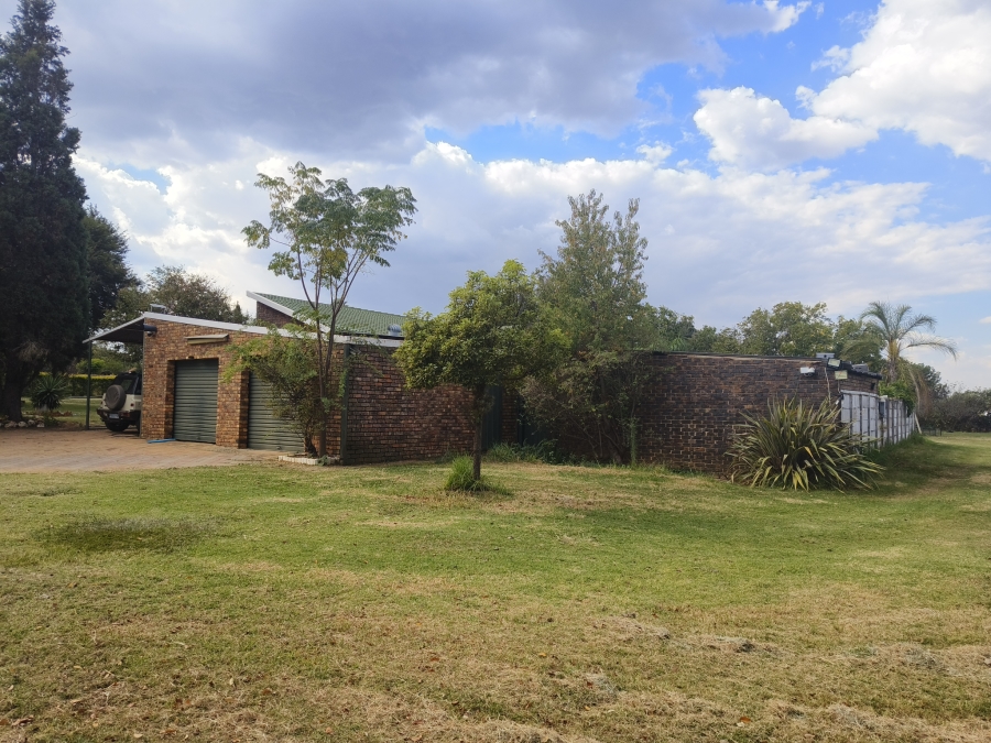 6 Bedroom Property for Sale in Lewzene Estate Gauteng