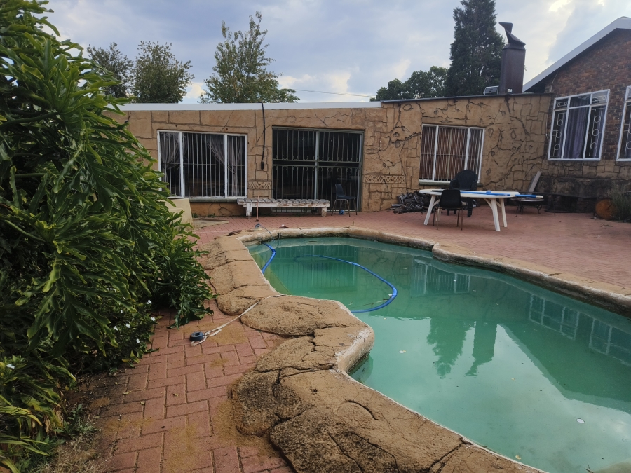 6 Bedroom Property for Sale in Lewzene Estate Gauteng