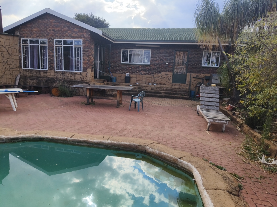 6 Bedroom Property for Sale in Lewzene Estate Gauteng