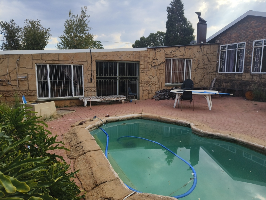 6 Bedroom Property for Sale in Lewzene Estate Gauteng