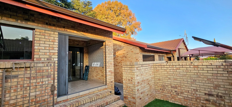 2 Bedroom Property for Sale in Three Rivers Proper Gauteng