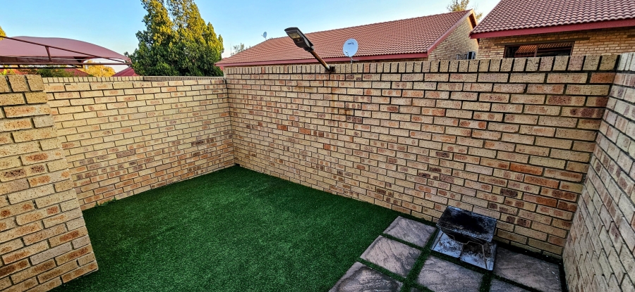 2 Bedroom Property for Sale in Three Rivers Proper Gauteng