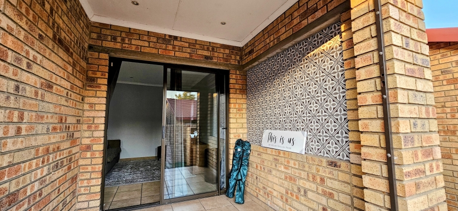 2 Bedroom Property for Sale in Three Rivers Proper Gauteng