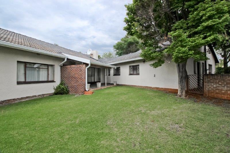 6 Bedroom Property for Sale in Robindale Gauteng