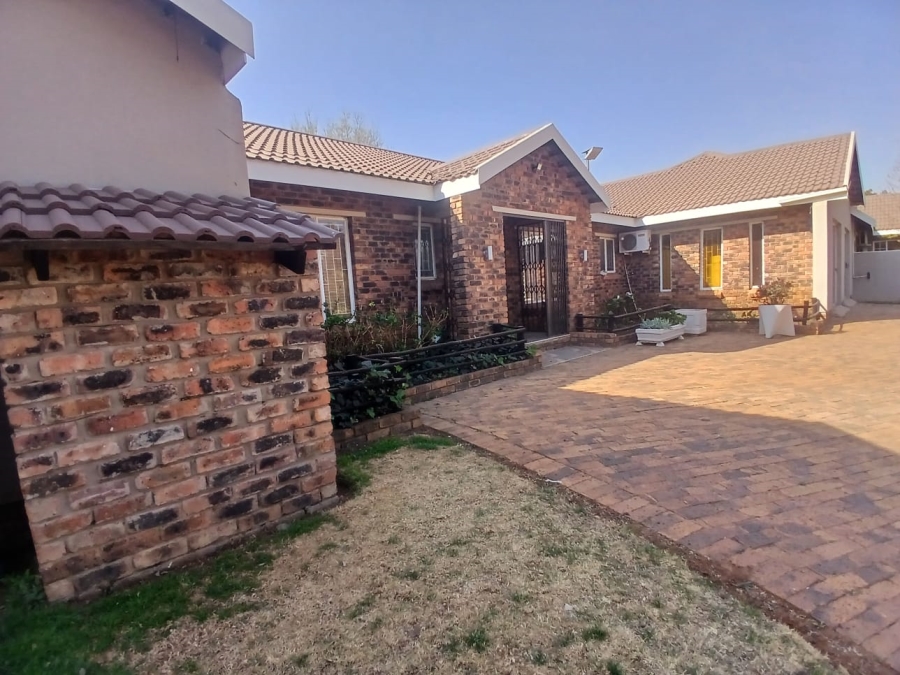 6 Bedroom Property for Sale in Unitas Park Gauteng