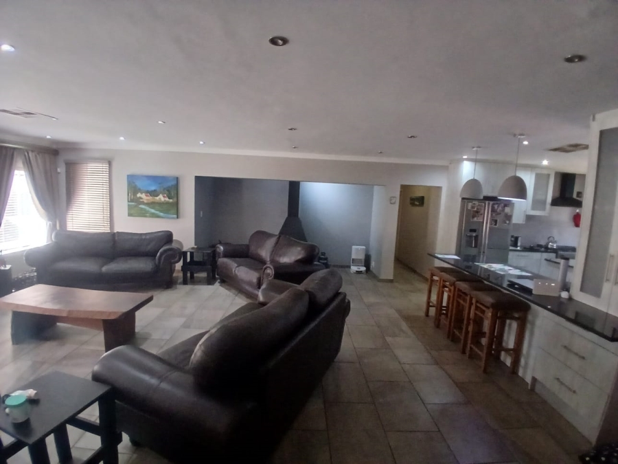 6 Bedroom Property for Sale in Unitas Park Gauteng