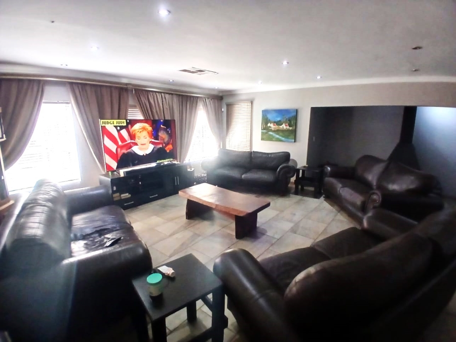 6 Bedroom Property for Sale in Unitas Park Gauteng