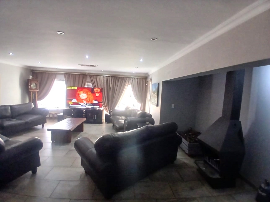 6 Bedroom Property for Sale in Unitas Park Gauteng