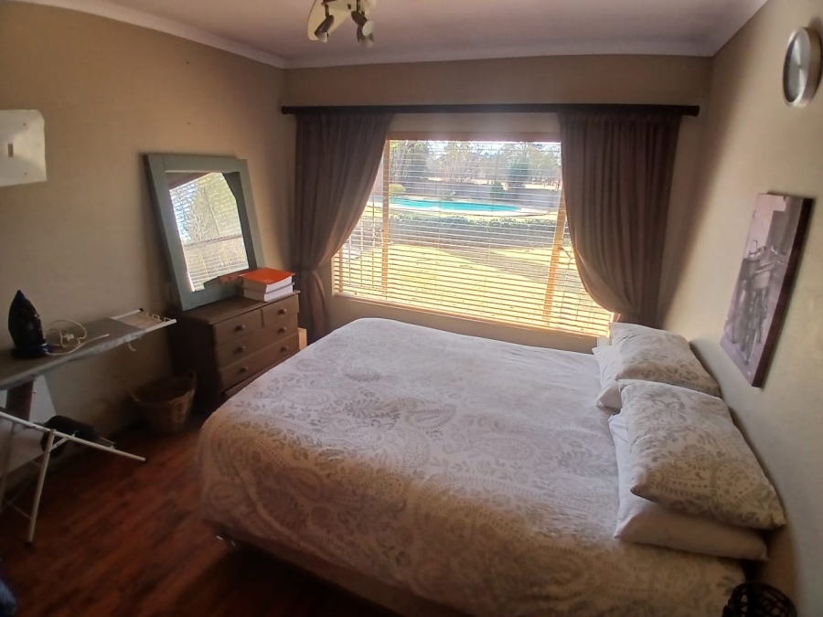 6 Bedroom Property for Sale in Unitas Park Gauteng