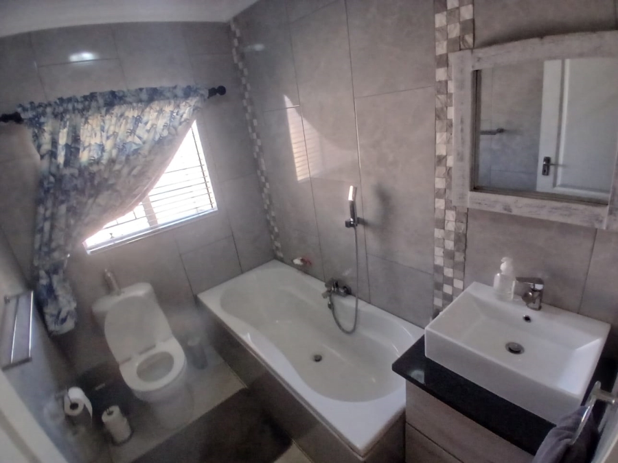 6 Bedroom Property for Sale in Unitas Park Gauteng