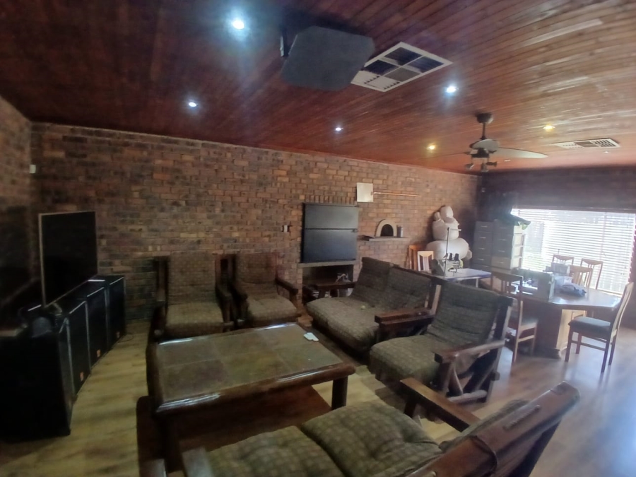 6 Bedroom Property for Sale in Unitas Park Gauteng