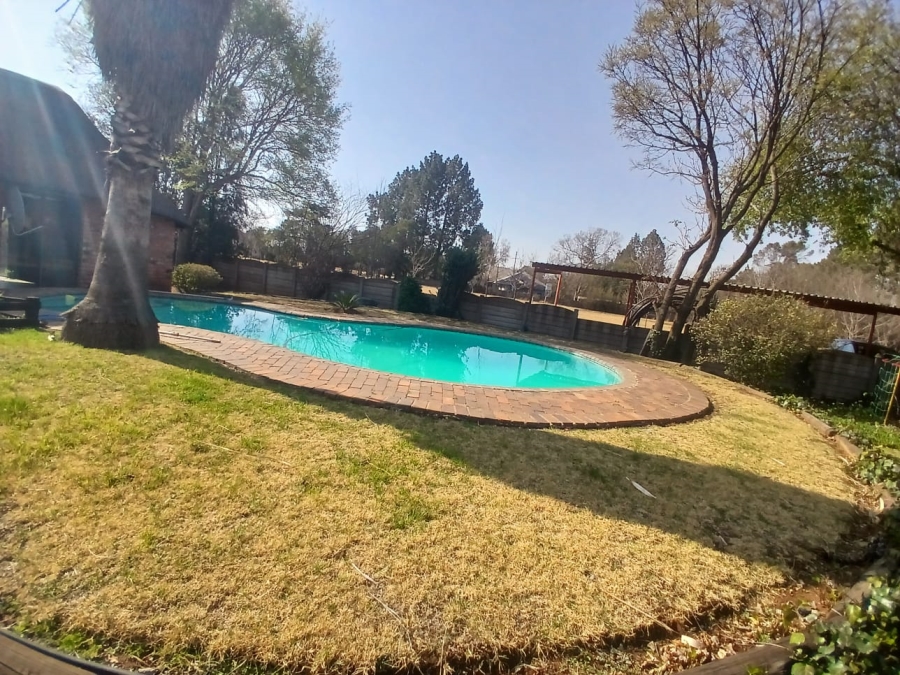 6 Bedroom Property for Sale in Unitas Park Gauteng