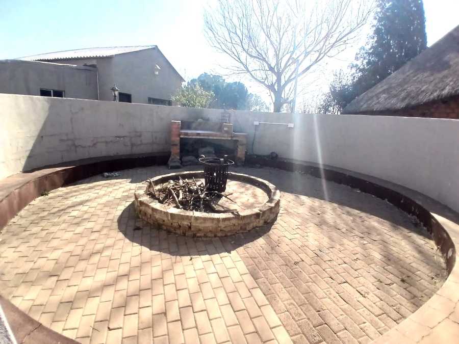 6 Bedroom Property for Sale in Unitas Park Gauteng