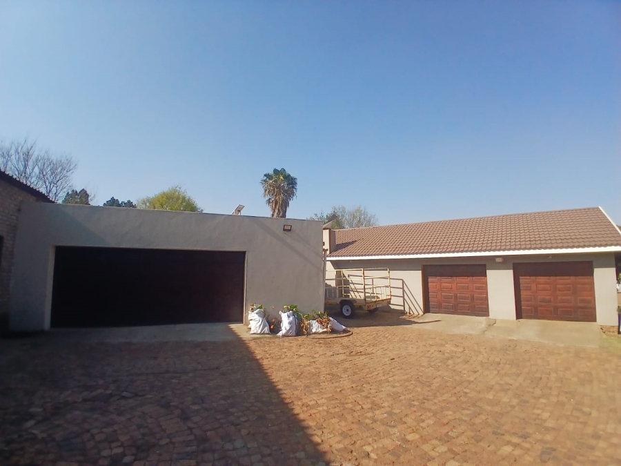 6 Bedroom Property for Sale in Unitas Park Gauteng