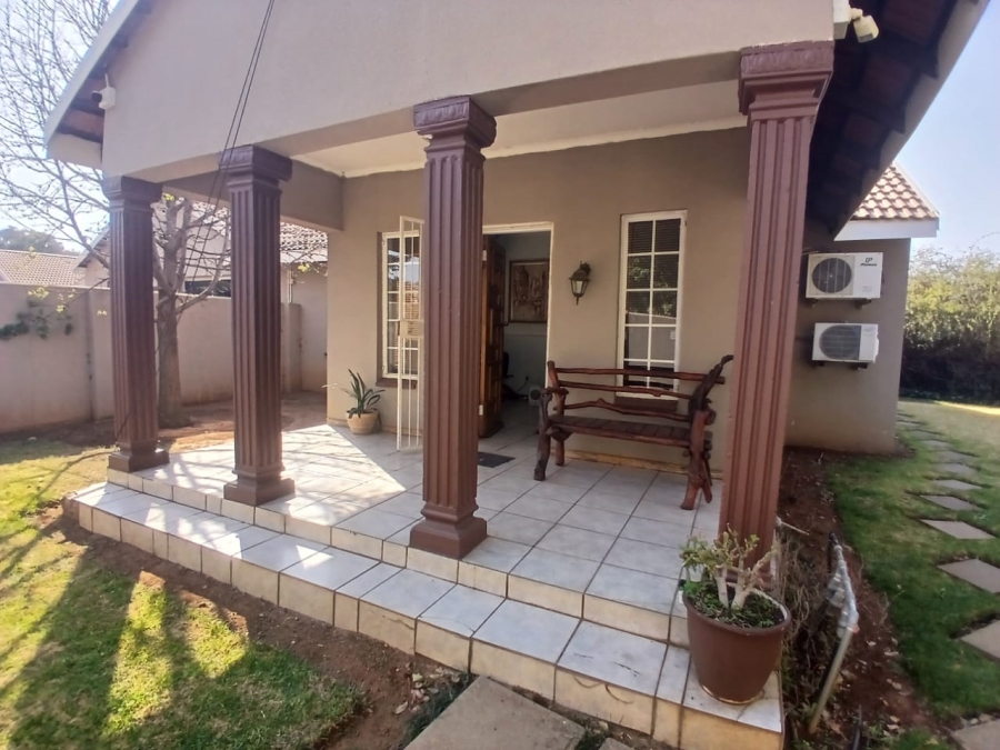 6 Bedroom Property for Sale in Unitas Park Gauteng