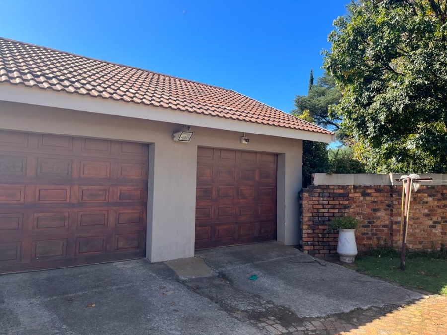 6 Bedroom Property for Sale in Unitas Park Gauteng