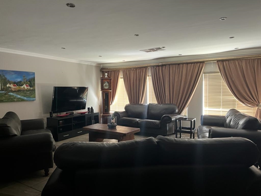 6 Bedroom Property for Sale in Unitas Park Gauteng