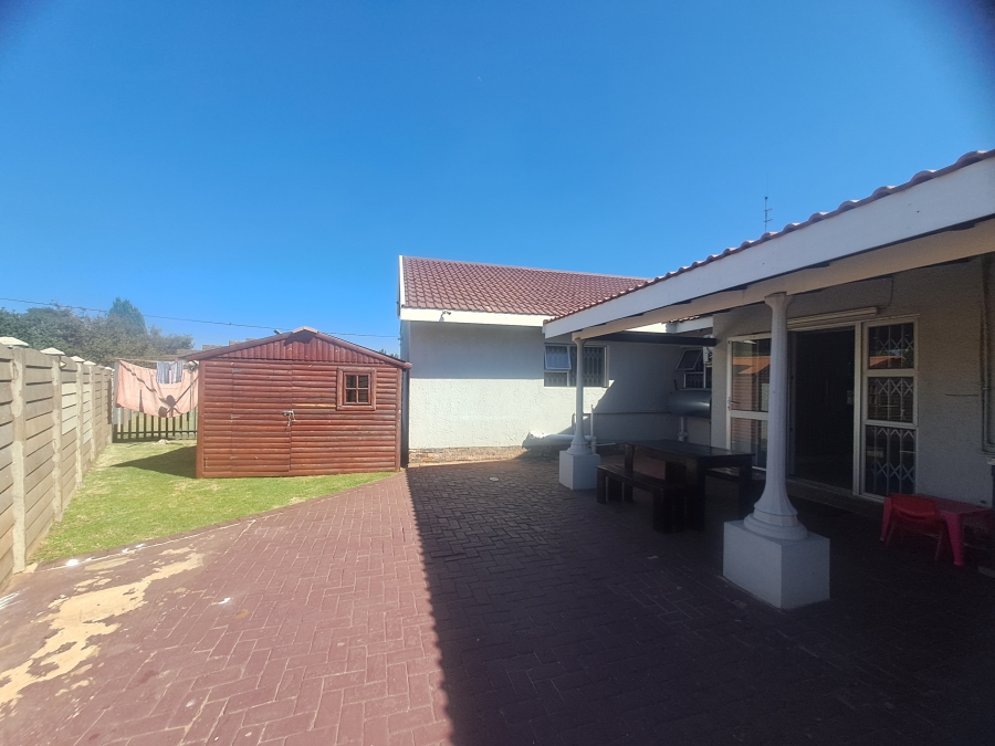 4 Bedroom Property for Sale in Rothdene Gauteng