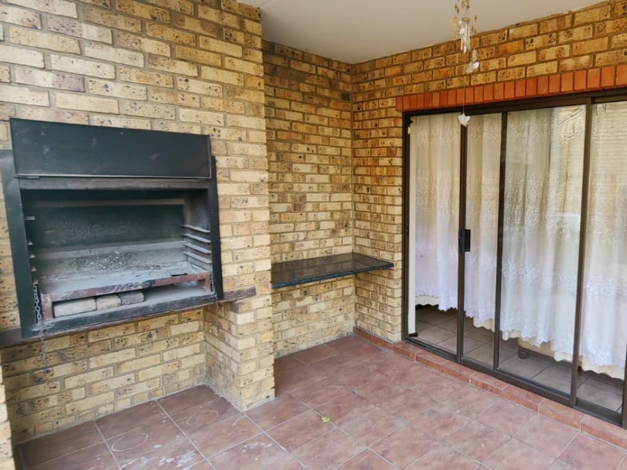 2 Bedroom Property for Sale in Sonneveld Gauteng