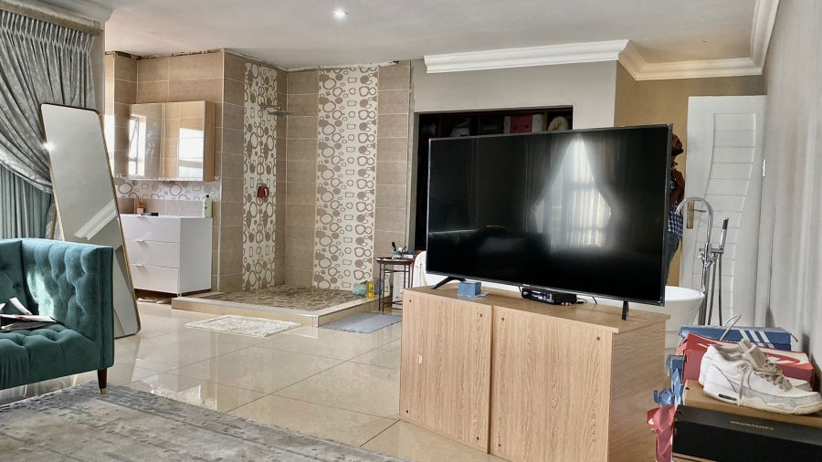 6 Bedroom Property for Sale in Monavoni Gauteng