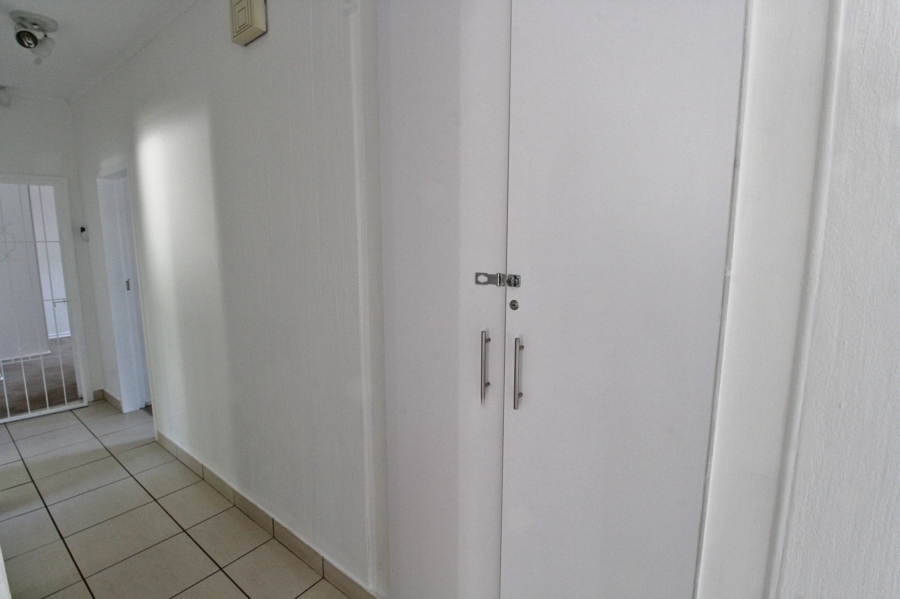 3 Bedroom Property for Sale in Die Hoewes Gauteng