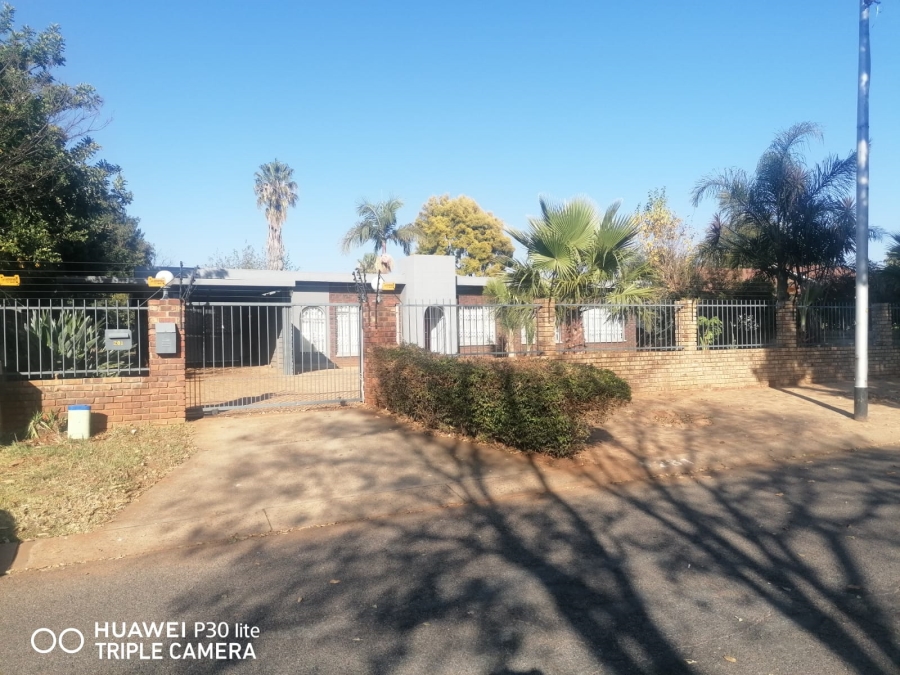 To Let 3 Bedroom Property for Rent in Meyerspark Gauteng