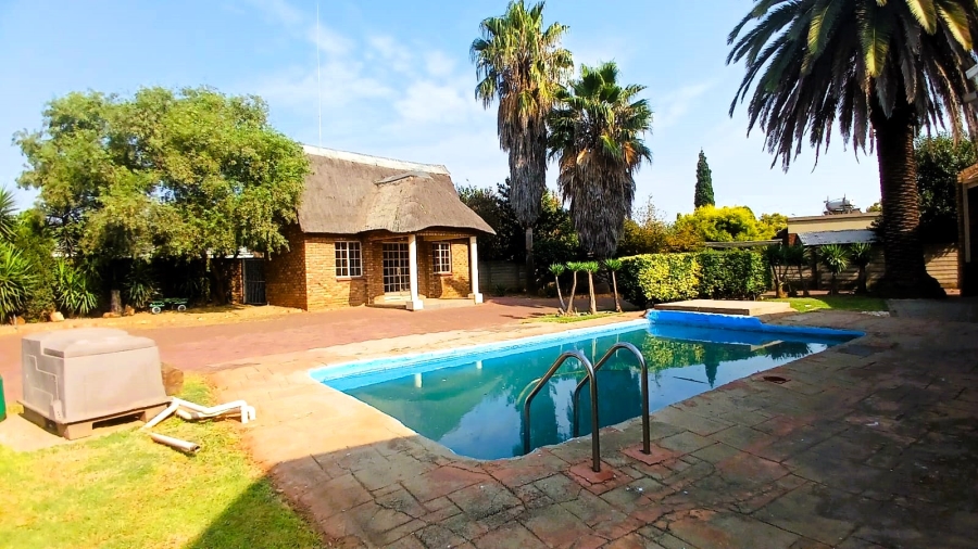 5 Bedroom Property for Sale in Flora Gardens Gauteng