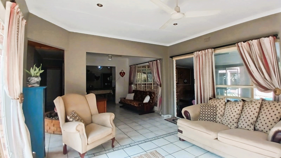 5 Bedroom Property for Sale in Flora Gardens Gauteng