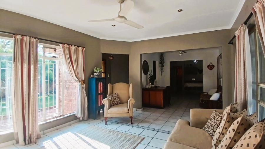 5 Bedroom Property for Sale in Flora Gardens Gauteng