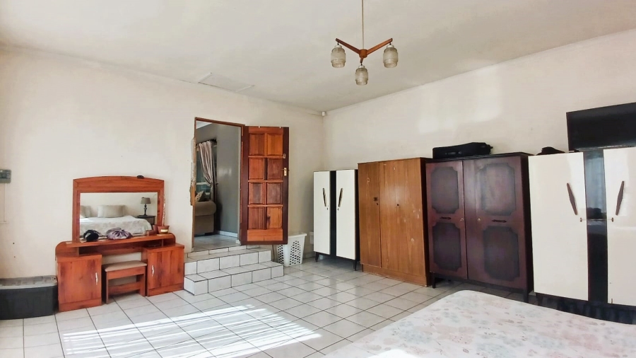 5 Bedroom Property for Sale in Flora Gardens Gauteng