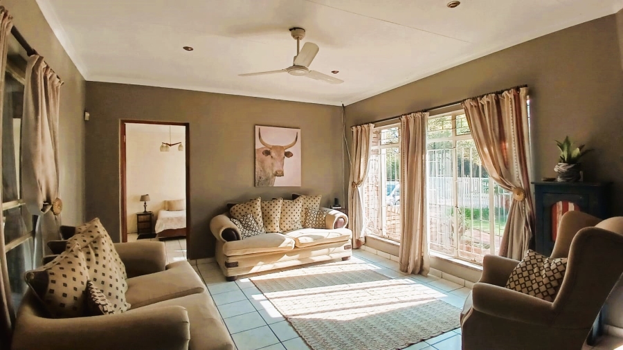 5 Bedroom Property for Sale in Flora Gardens Gauteng