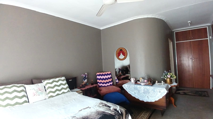 5 Bedroom Property for Sale in Flora Gardens Gauteng